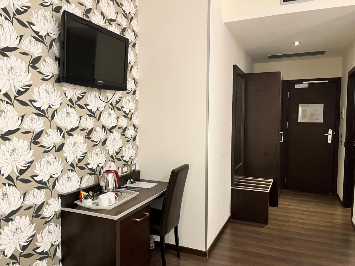 Catone District Hotel Rome Bagian luar foto